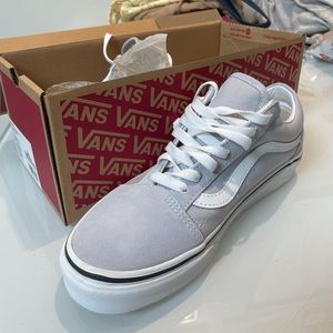 NEVER WORN 7.5 OLD SKOOL VANS